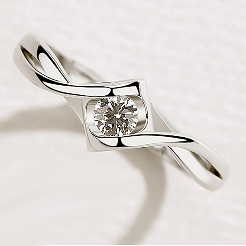 Fashionable wedding ring with zircon