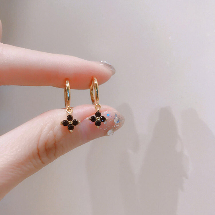 S925 aretes de plata esterlina nicho temperamento negro de cuatro hojas de aretes de flores perfiles de orejas ligero lujo de alto nivel de sensación de orejas de red roja