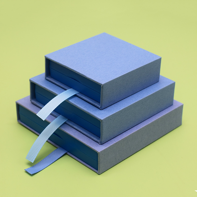 Light blue (with the same color box);7*7*2CM