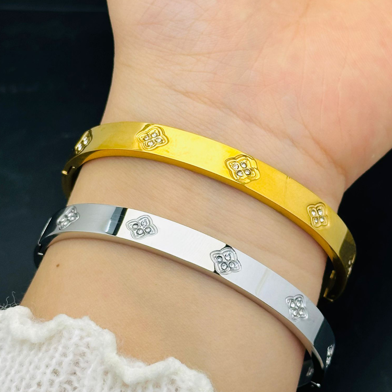 Cuatro hojas de hierba brillante pulsera de diamantes transfronterizas pareja femenina de moda lujosa no desvanecerse pulsera de anillo de moda novia de acero de titanio