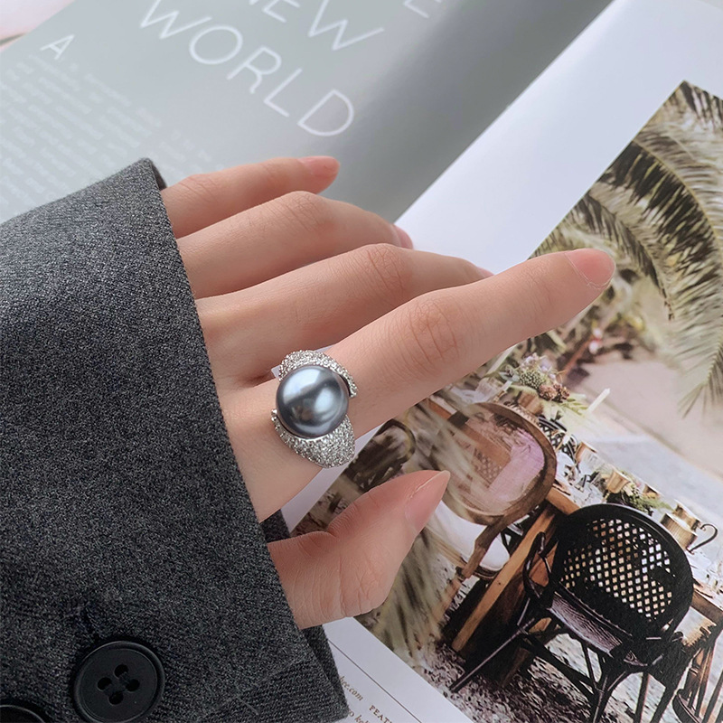 2024 nueva joyería cobre chapado en platino nuevo estilo con incrustaciones de perlas temperamento anillo simple 14mm