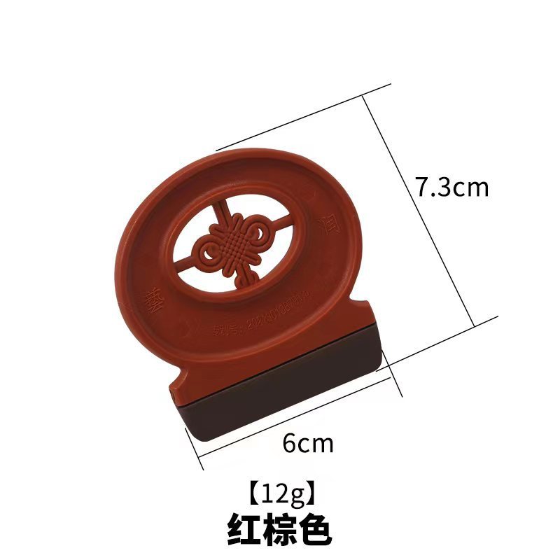 茶器の部品の清潔なブラシはお茶の皿をこすります。|undefined