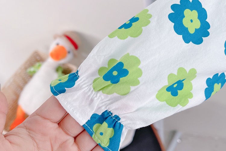 蓝花双领衬+波点蝴蝶结牛仔