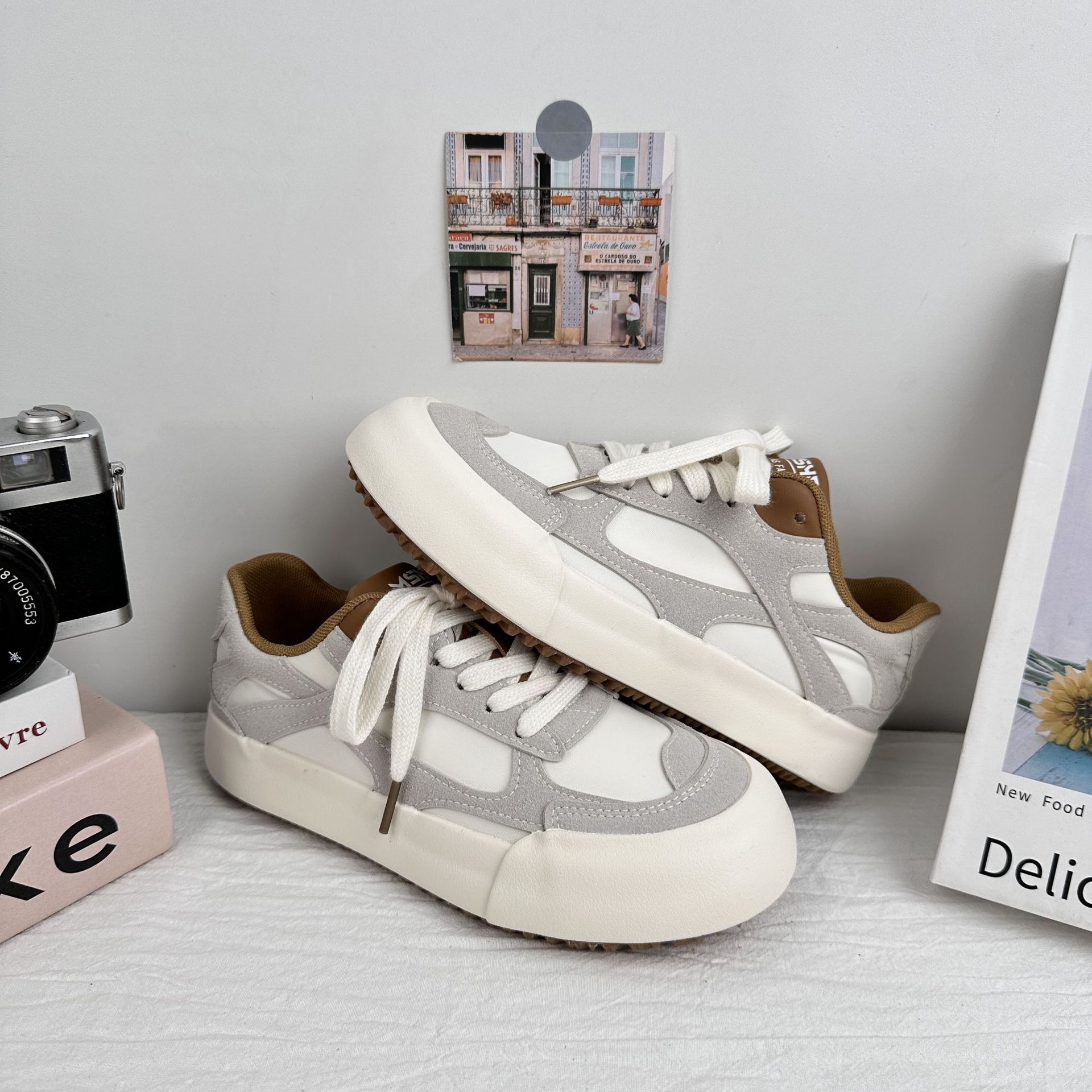 6665 zapatillas de suela gruesa para mujer 2025 nuevo estilo chic cabeza redonda estilo explosivo casual nicho retro estilo de Hong Kong todo fósforo zapatos de entrenamiento alemán