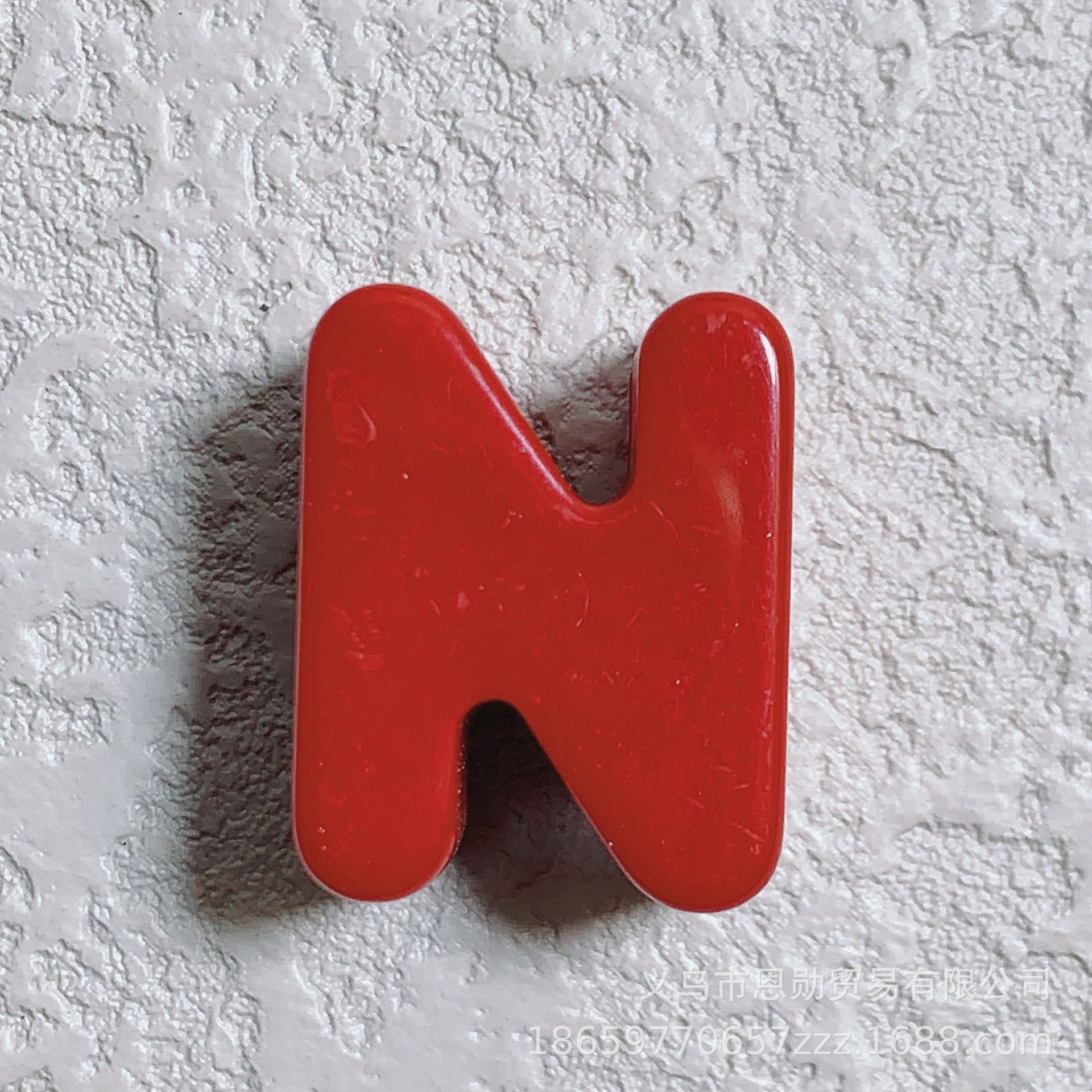 N (red)