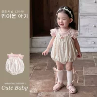 Детские супер милые брюки нагрудник 2025 новый летний 1-3 летний ребенок тонкий маленький цветочный летающий рукав набор из двух частей