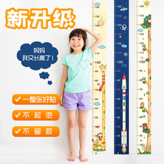 身長測定の壁は赤ちゃんの子供の体の高さを貼って全体を貼ります。