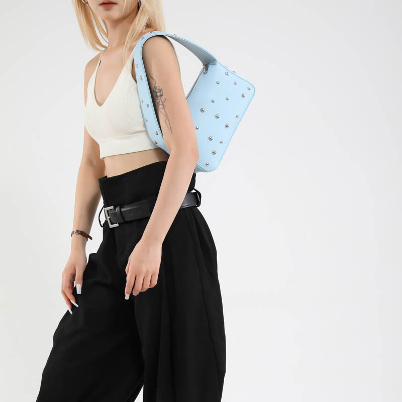 Bolso de axila con textura transfronteriza 2025 verano nuevo bolso femenino bolso de remache personalizado bolso de hombro con patrón de lichi de moda