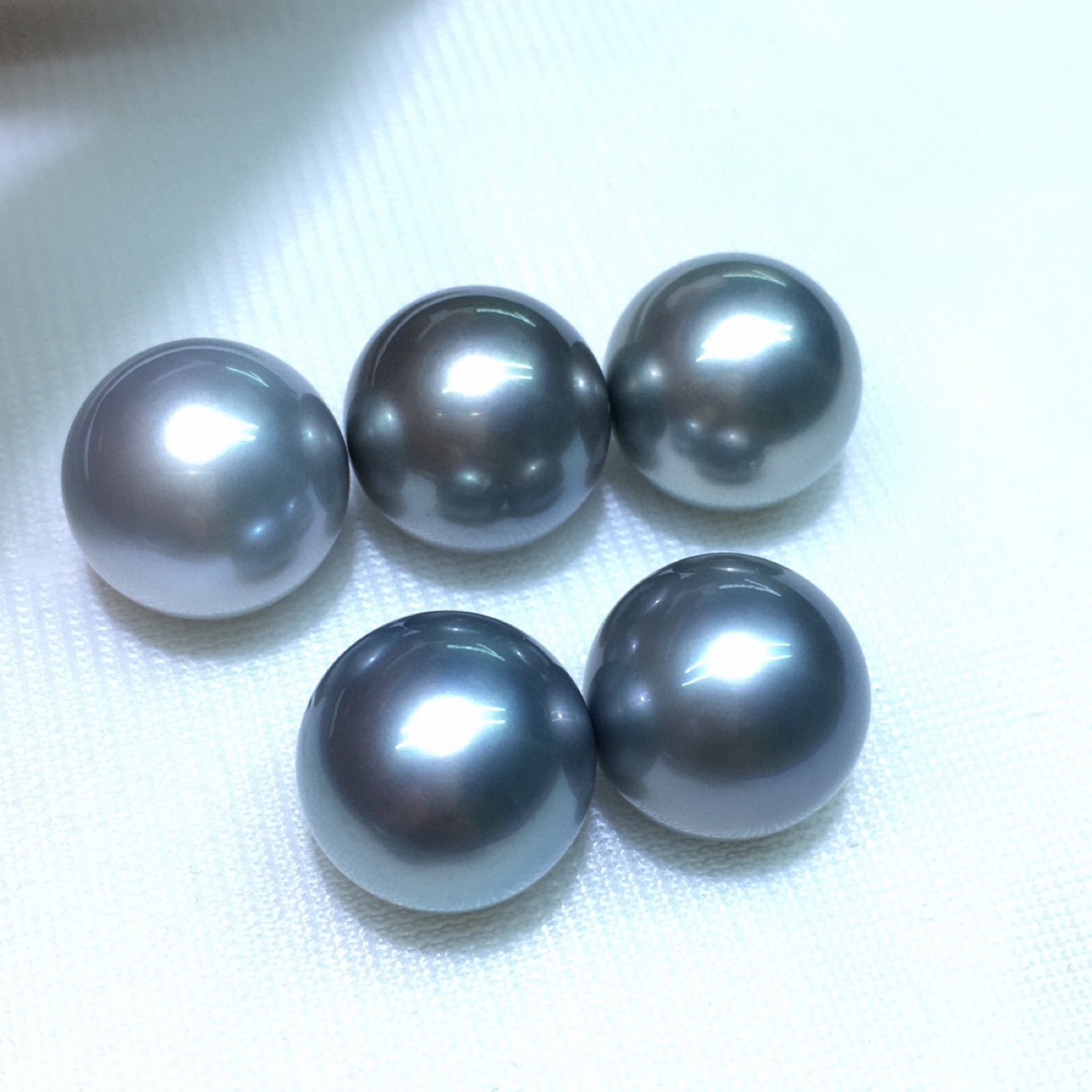 大尺寸气质铂金灰色泽大溪地珍珠正圆强光微瑕正面干净无暇