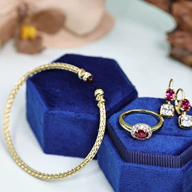 戒指;项链;耳钉