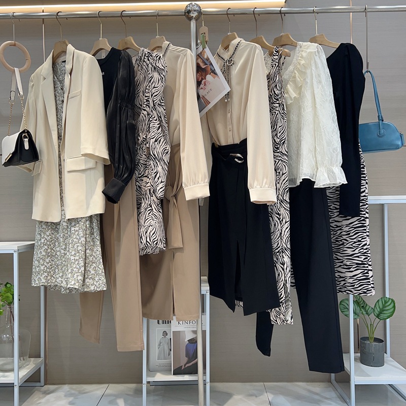 광저우 13 라인 브랜드 할인 여성 의류 도매 라이브 방송 엔티티 1 차 공급 인출 캐비닛 도매 가공