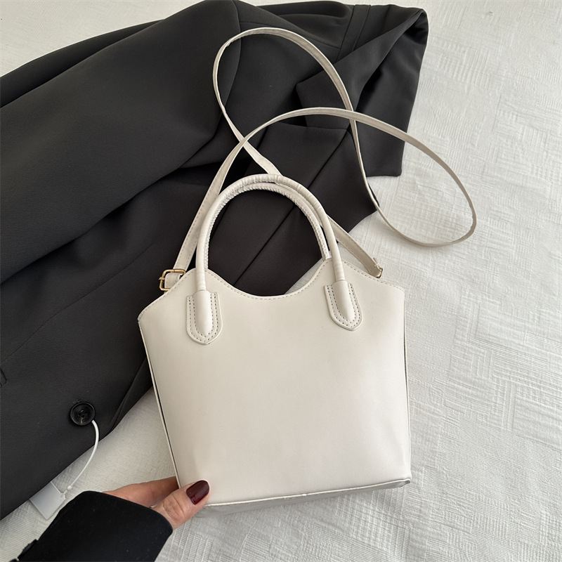 Este año, bolsos populares vintage para mujeres otoño y invierno 025 nuevo bolso de mochila de nicho de diseño de bolso de cubo de viaje portátil