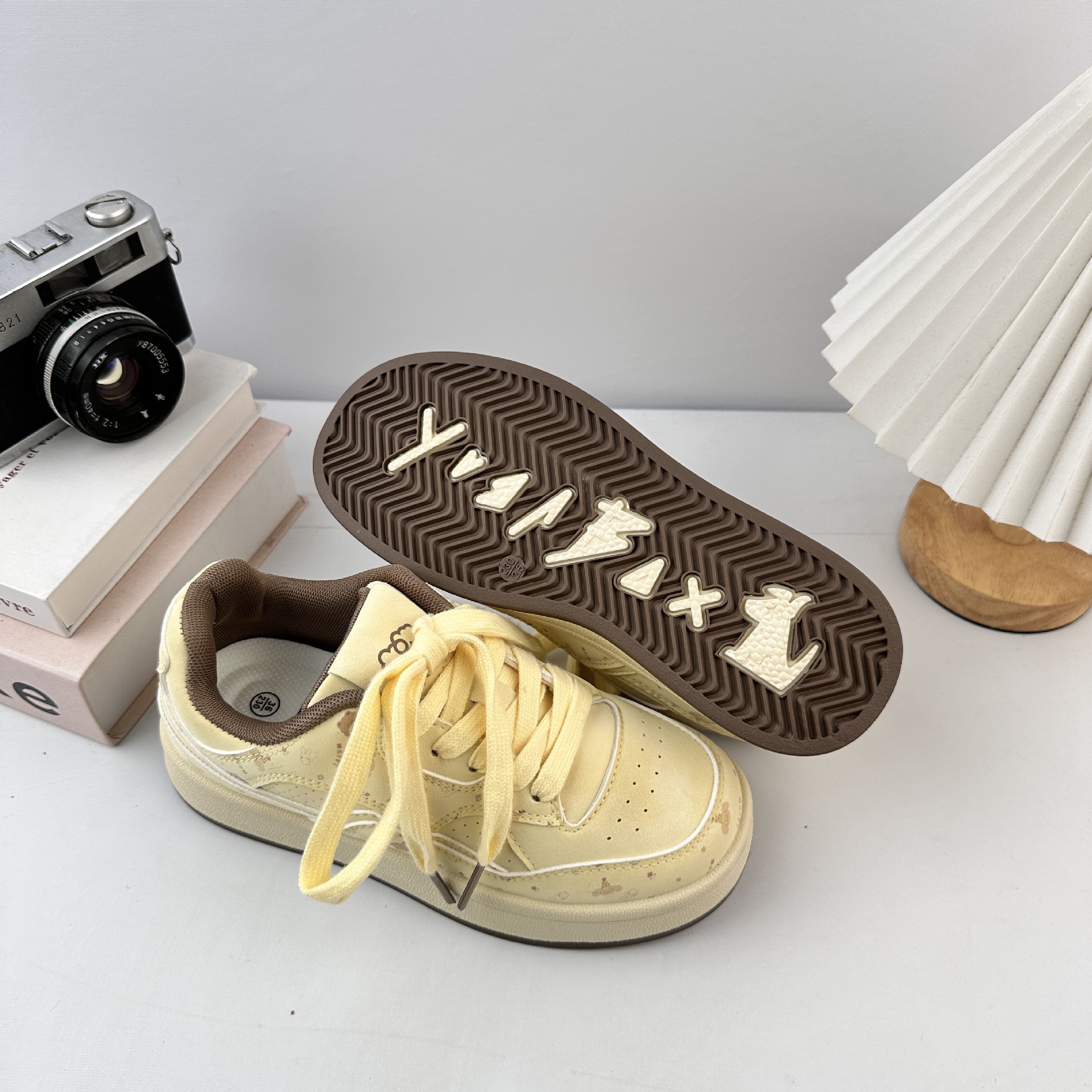 Zapatos de moda de mujeres Yuanbo 2025, zapatos de skate para mujeres coreanas, zapatos blancos rojos de nicho, zapatos de placa azul de glaciar.