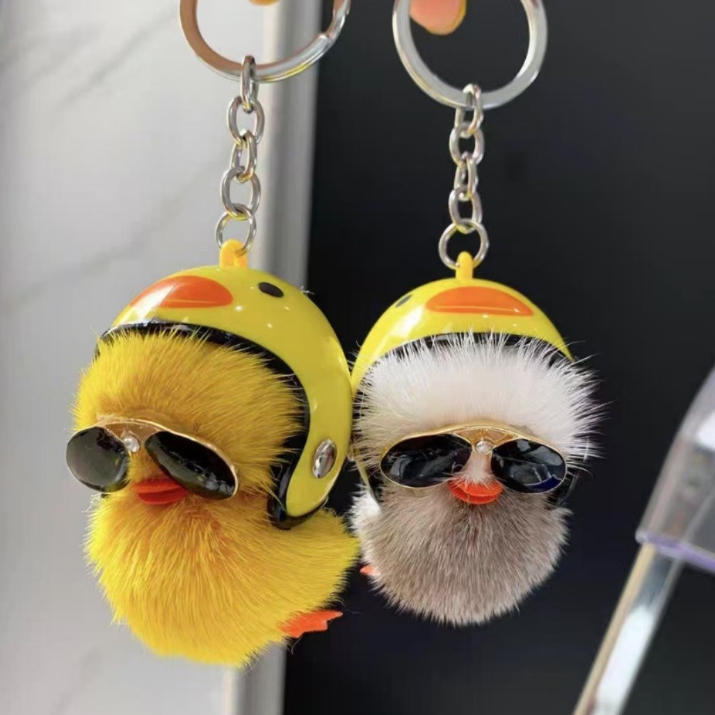 Mayorista casco pato amarillo pelo de visón lindo pato llavero de automóvil bolsos de peluche colgantes para teléfonos móviles