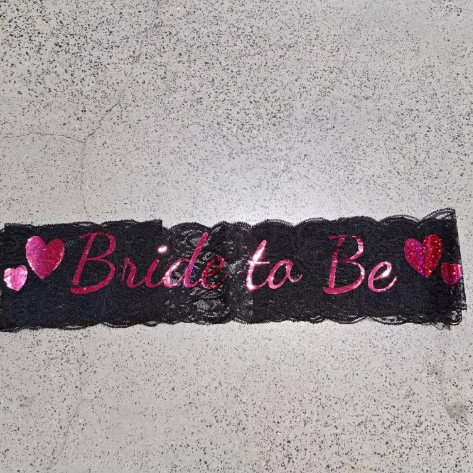 Cinta ceremonial de encaje negro de una sola capa con diseño de correa para el hombro con fuente láser DirtyThirty para fiestas y juegos de rol.