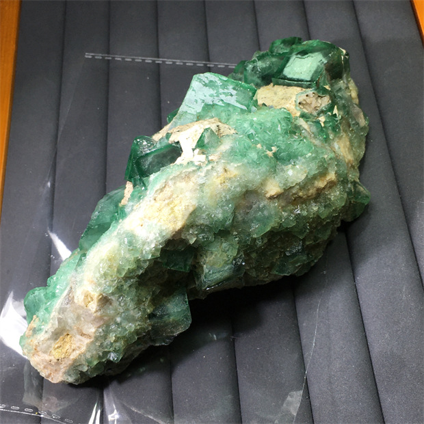 Madagascar Natural Sunlight Green Fluorite Raw Stone Specimen Color Change Green Mineral Crystal 22 sup