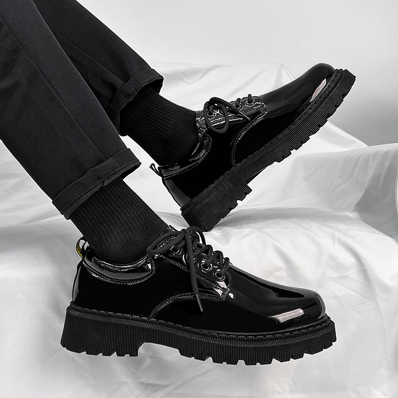 Zapatos de cuero pequeños brillantes para hombres, ropa formal, zapatos derby británicos de negocios, zapatos casuales de moda de cabeza grande de otoño, nueva suela gruesa
