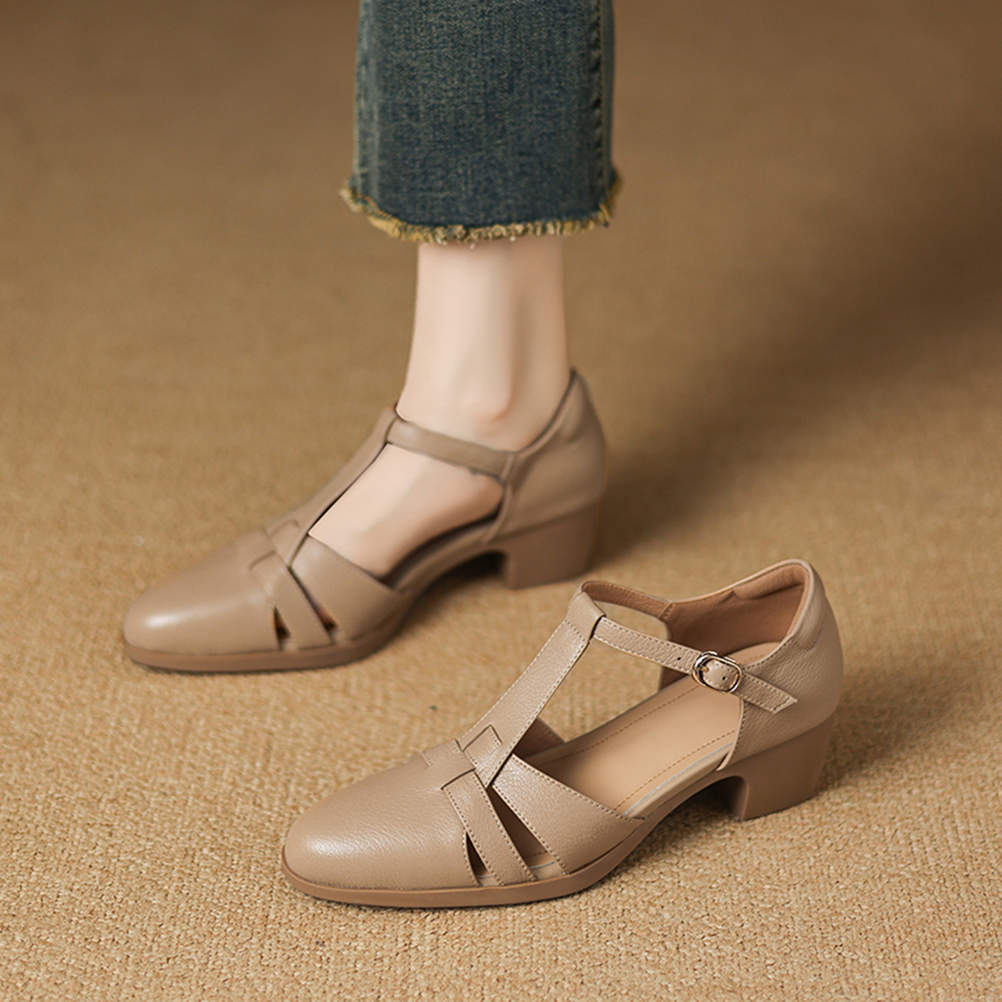 Sandal nữ gót vuông quai ngang phong cách La Mã, đế rỗng, dệt chéo khóa T — đen