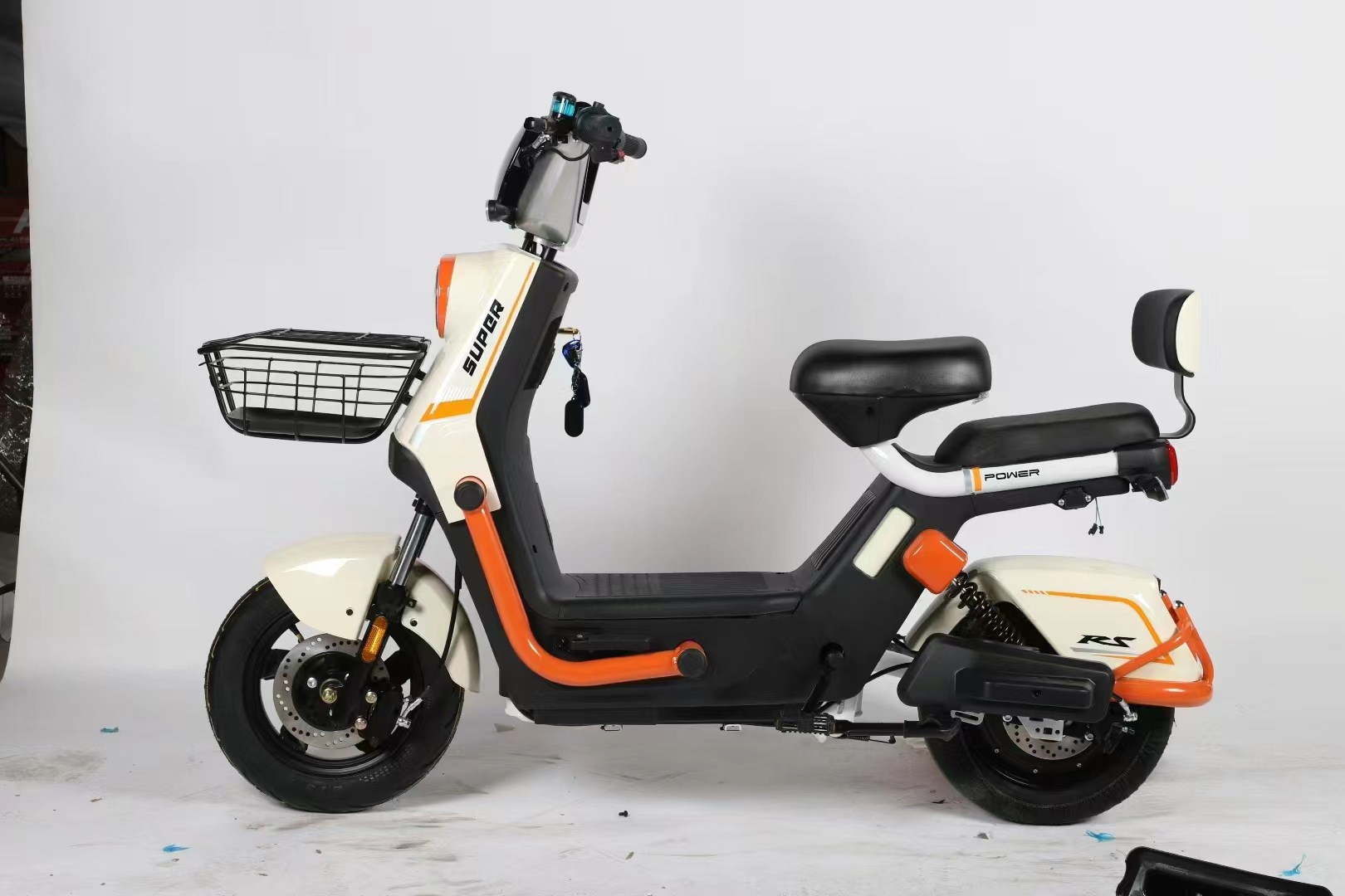 Scooter coche eléctrico estándar nacional dos ruedas adultos hombres y mujeres bicicleta batería coche para llevar pedal estudiante doble
