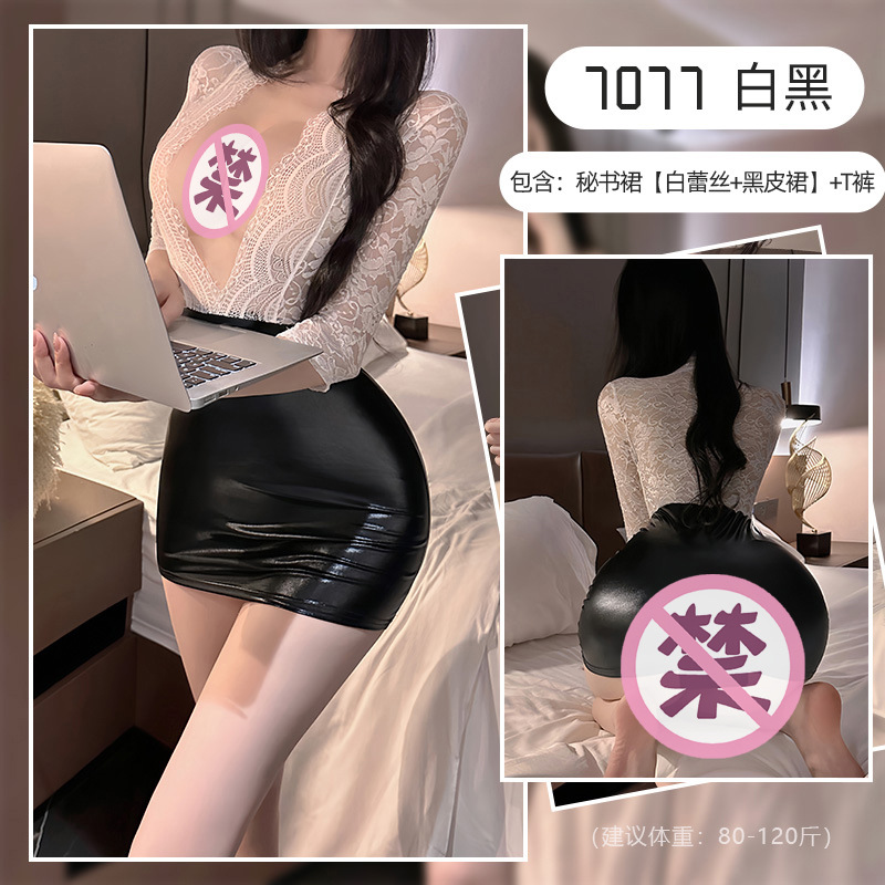 7077 화이트 레이스 + 블랙 가죽 스커트 + T 팬츠