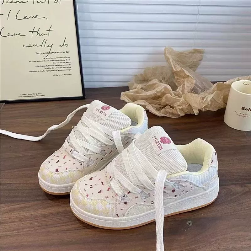 Корейская версия клюквы с цветными туфлями нишевые туфли женская волна 2024 осень новая дикая спортивная повседневная хлебная обувь