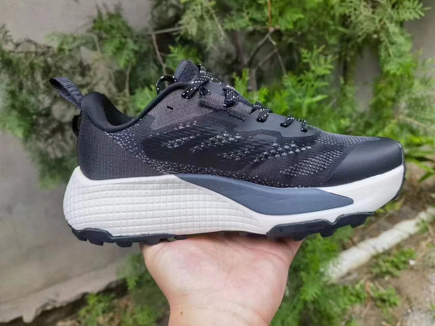 검정색과 흰색 진한 파란색