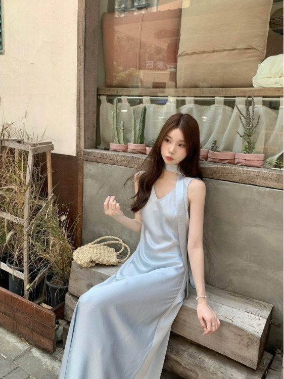 法式高级V领无袖背心连衣裙女夏季2025新款收腰醋酸缎面鱼尾长裙|undefined