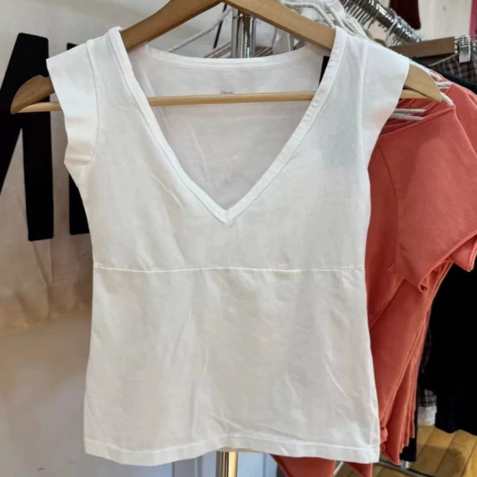 Bm Style American New Style White V-Neck Sleeveless T-Shirt for Women, Slim Fit, Simple and Stylish Cotton Top