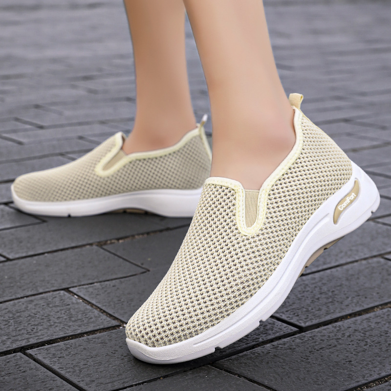 Zapatos de mujer de verano OEM con suela suave no se cansa pies zapatos de madre un pie de tela de malla vacía transpirable casual zapatos cómodos para mujeres