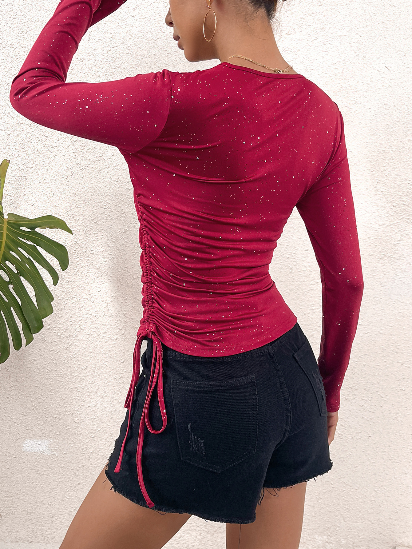 El nuevo estilo de las mujeres de comercio exterior europeas y americanas con cuello en V cruzado, rosa brillante de color sólido, delgado y delgado, camisa de manga larga, camiseta de mujer