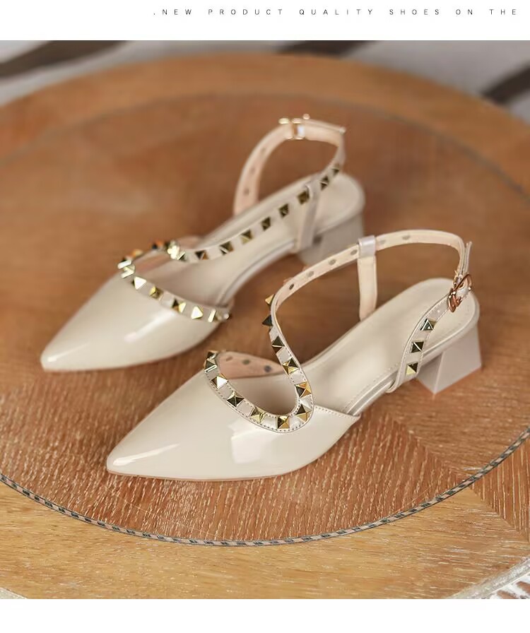 2026 verano nuevo tacones medios desnudos zapatos de tacón alto nicho francés tacones gruesos punta remaches envueltas sandalias vacías traseras mujeres
