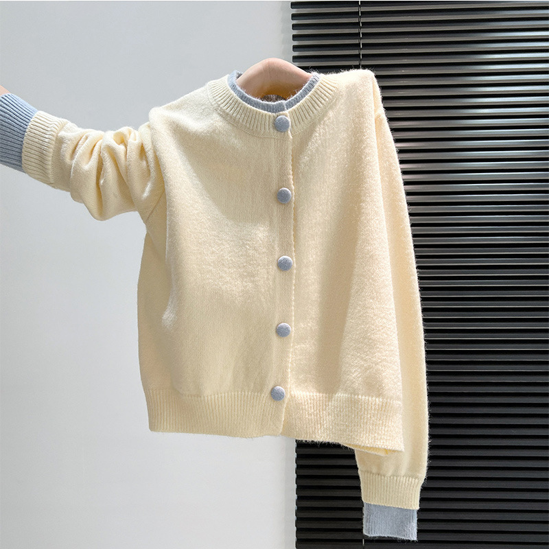 Korean-style color-blocked knit cardigan, a faux two-piece design, for women, autumn/winter 2026, a versatile round-neck sweater and outerwear piece