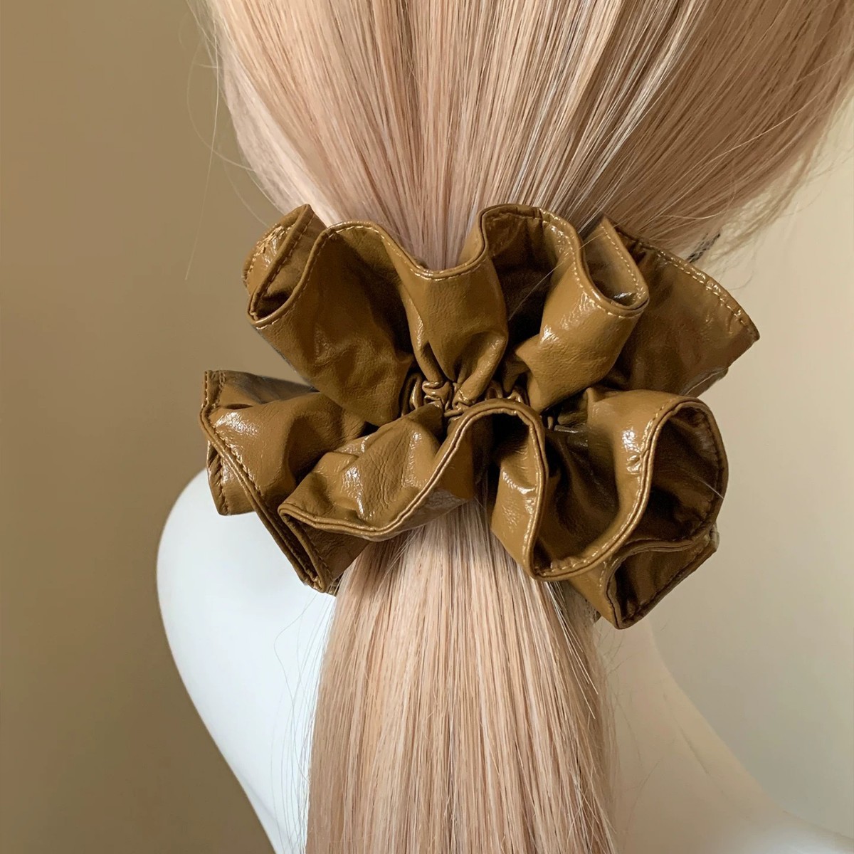 Elegant bruin pu leer scrunchie haarband voor dames stijlvol_voghion.com