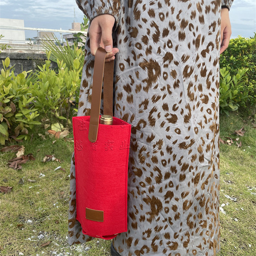 Felt red wine bag, single wine Christmas hand-held gift bag, simple red wine felt hand-held storage bag