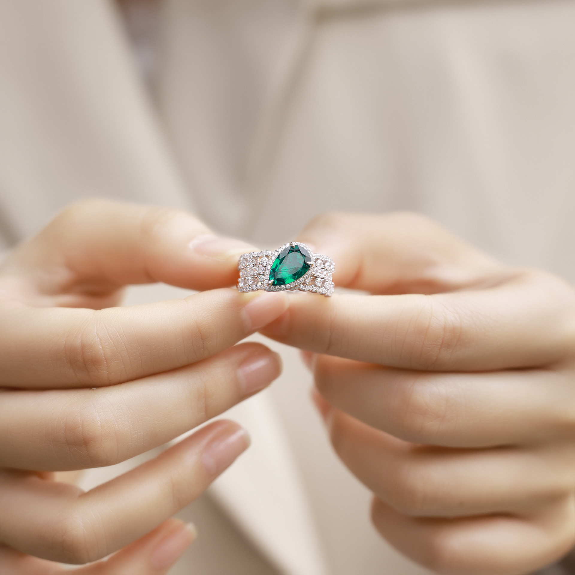 Nuevo lujo ligero transfronterizo Cultivo de esmeraldas Anillo combinado Mujer S925 Incrustación de plata Cultivo Anillo de tesoro de color Atmósfera europea y americana