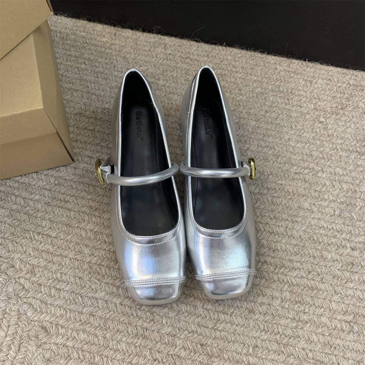 Pequeño aumento de 5cm de altura plateada zapatos de mujer primavera 2024 nuevo estilo francés cabeza redonda zapatos de boca superficial