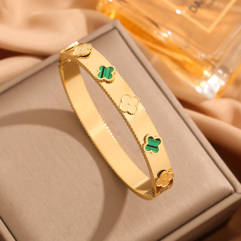 Seis pulseras de tetrafolia