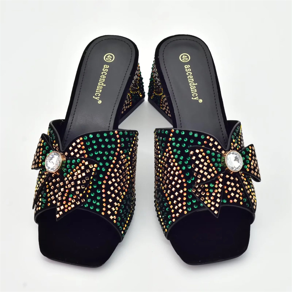 Vintage strasszokkal díszített női magassarkú cipő hozzáillő clutch stílusú vacsorához való öltönnyel_voghion.com