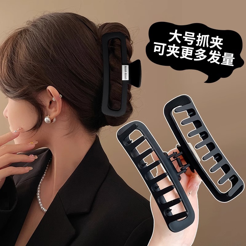 Versión coreana de letras negras, clip cuadrado grande, clip de tiburón femenino, volumen de cabello en la parte posterior de la cabeza, clip de cabello al por mayor