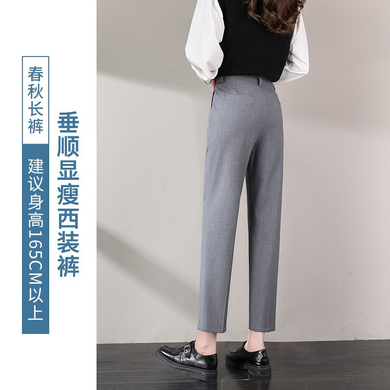 黒いスーツのズボンの女性のペンダント感があります。|undefined