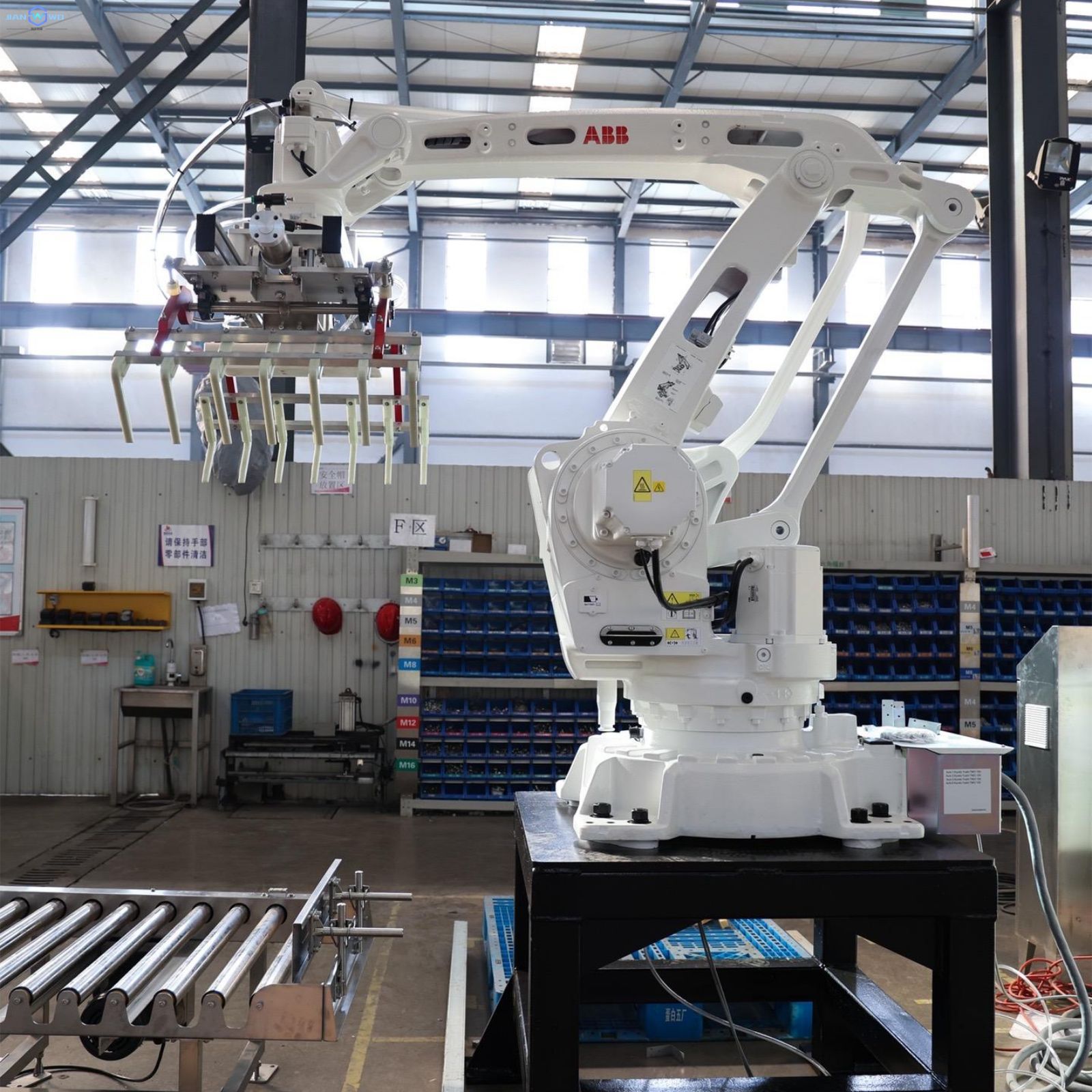 Pallet palletizer enables automatic palletizing of pallets and efficient transportation of products