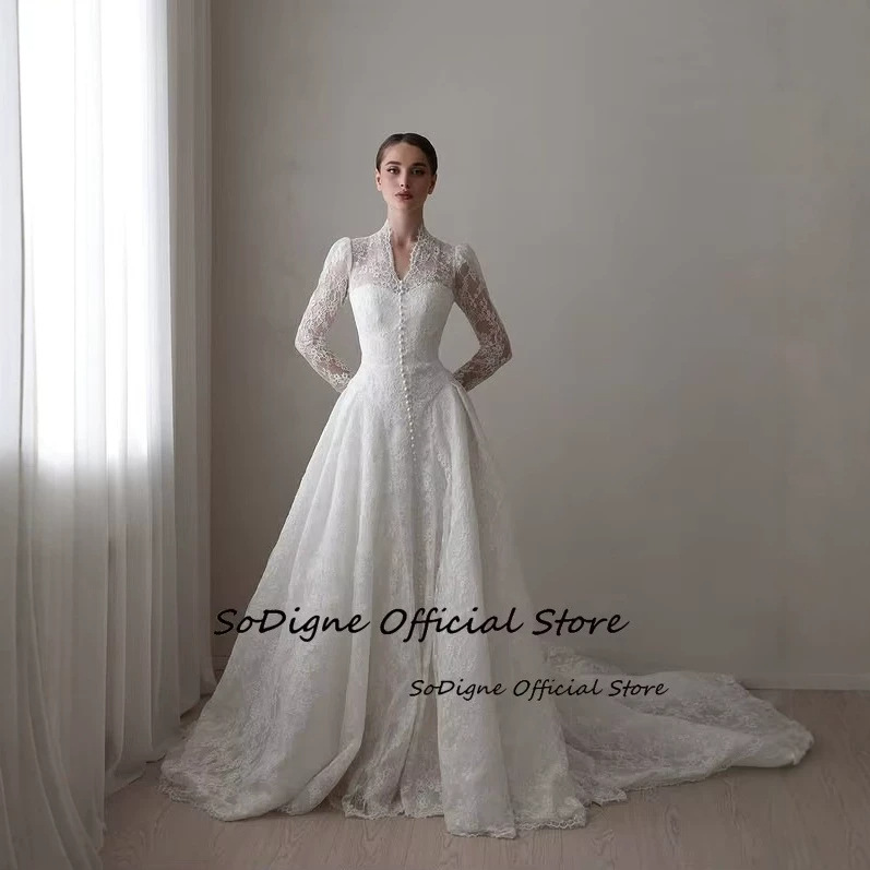 Vintage stand-up collar long-sleeve lace wedding dress with a long train, French-style bridal gown for church ceremonies and wedding outings Vintage stand-up collar long-sleeve lace wedding dress with a long train, French-style bridal gown for church ceremonies and wedding outings