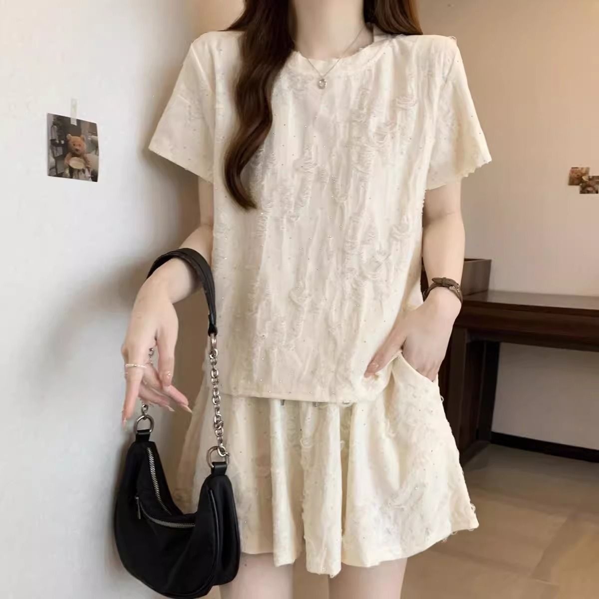 Bộ mặc nhà nữ tay ngắn quần short rộng, phá lỗ đính đá, form rộng thoáng mát — Bộ đồ màu xám đậm (áo+quần), Trang phục màu hạnh (áo+quần) chi tiết 14
