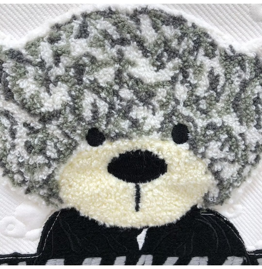 Camiseta masculina de manga curta com bordado de urso de alta qualidade, gola redonda, tendência de desenho animado -- rosto do Tiktok para impressão_voghion.com