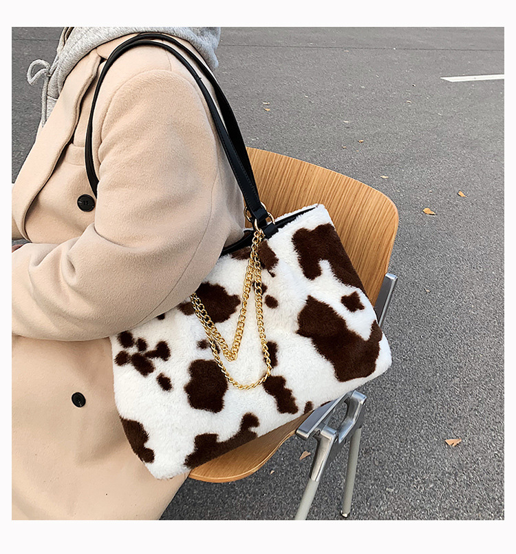 Printed Chain Tote Bag 2021 New Autumn And Winter Large Capacity Chain Plush One-shoulder Hand Carrying Plush Women's Bag Simple display picture 4