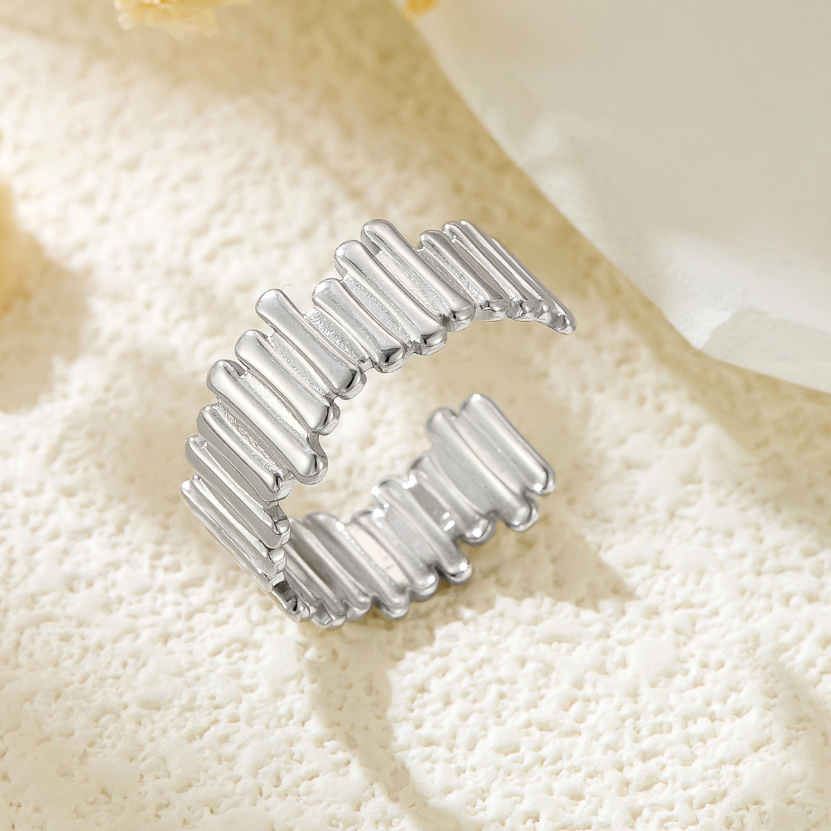 Anillo de acero inoxidable ajustable con apertura de moda en Europa y los Estados Unidos 18k chapado en oro popular dama de anillo geométrico al por mayor