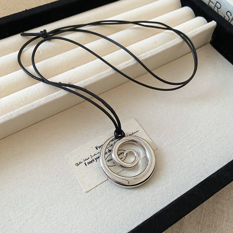 Nuevo estilo de cuero chino, colgante, collar de borlas, estilo étnico femenino, cadena de suéter retro de nicho, moda, artículos de alta gama