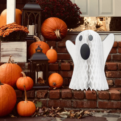 ハロウィーンのハニカムボールの白い幽霊のハニカムの置物halloweenテーマパーティーの雰囲気はdiy装飾を配置します。