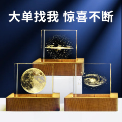 光る水晶の角の中で月のヘラジカを彫刻して雨の日の雲の太陽系の女子学生の誕生日のプレゼントを飾ります。
