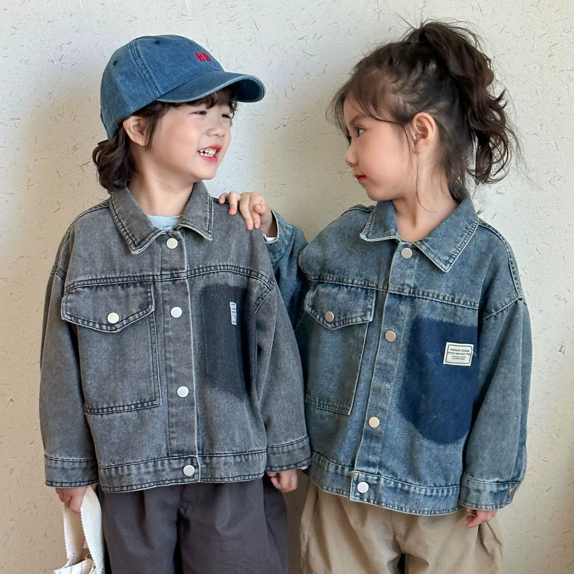Детская джинсовая куртка для мальчиков Весенняя куртка для девочек джинсовая одежда 2025 новый весенне-осенний свободный детский топ